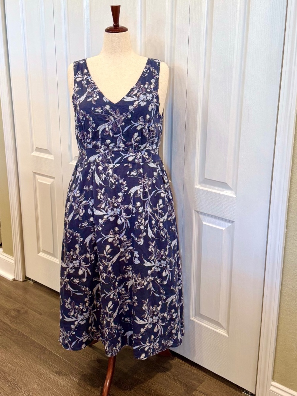 Woman's Midi Dress Size 14, 100% Linen by C&C California, V-Neck, Pockets Zipper